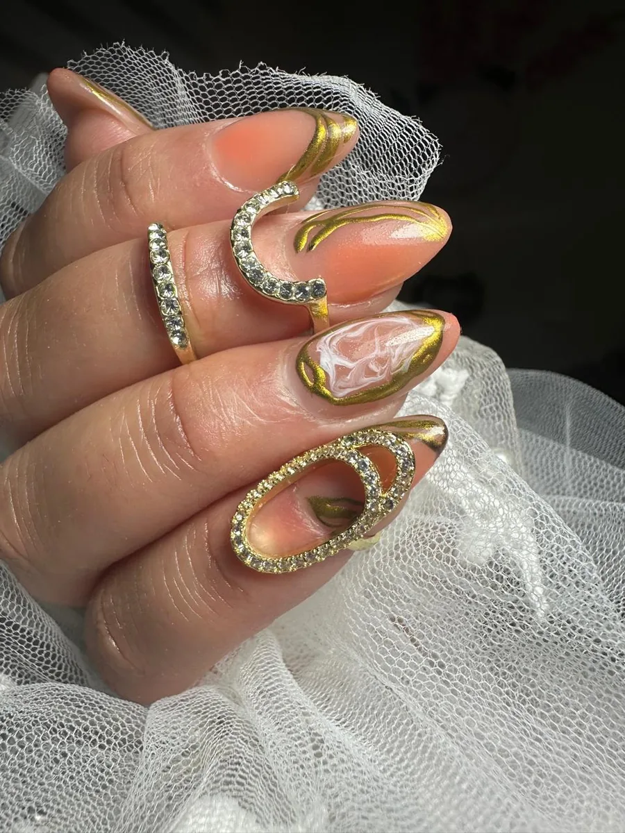 Softgel en tonos nude con brillo natural